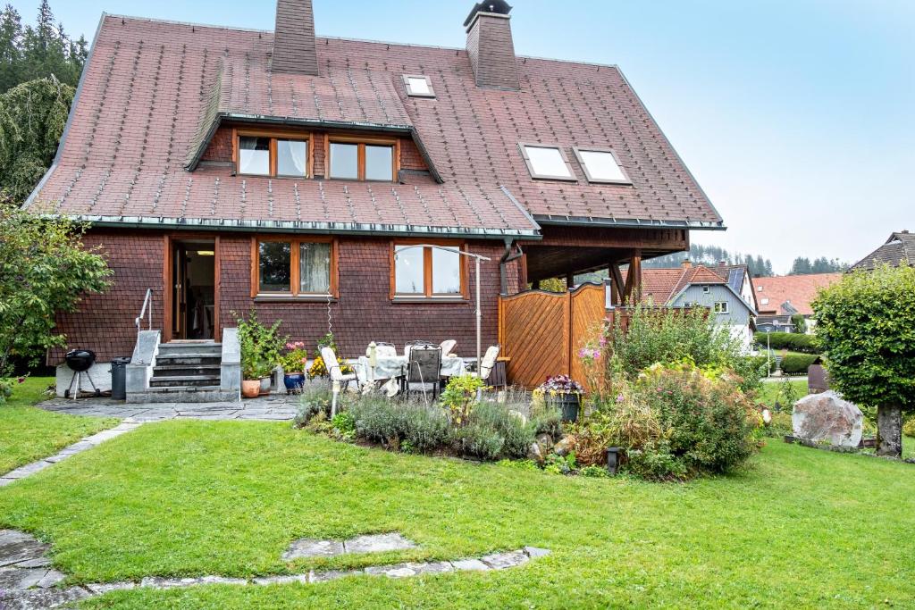 a red brick house with a garden in front of it at Stecher's Hüsli in Titisee-Neustadt