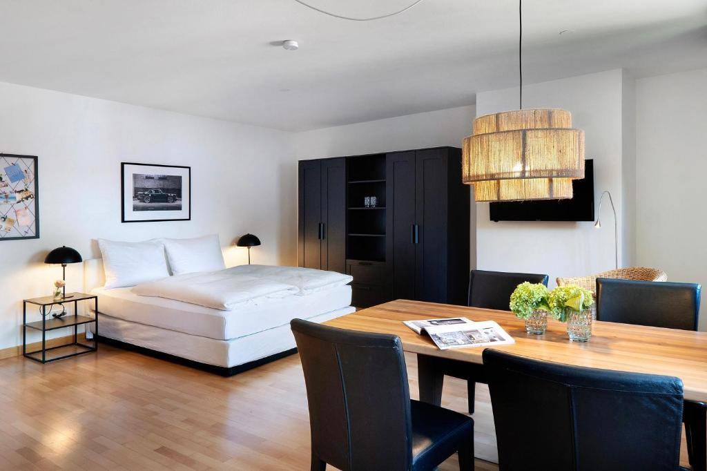 a bedroom with a bed and a dining room table at 1 Zimmer-appartment Nr 21 in Wangen im Allgäu