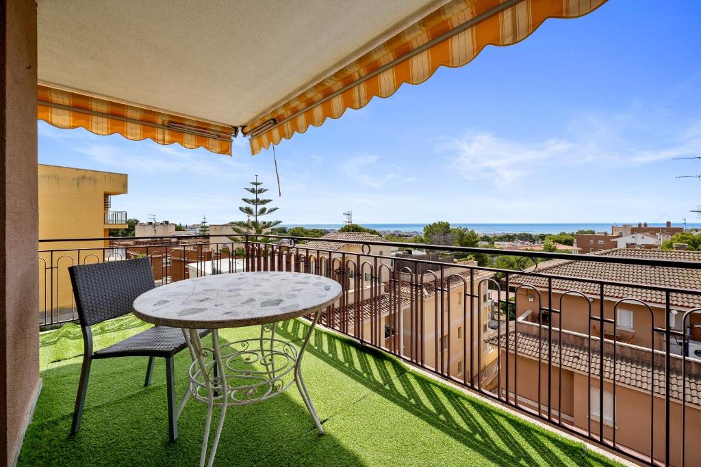 a patio with a table and chairs on a balcony at Apartamento Segur Calafell in Calafell