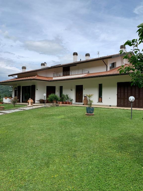 a large building with a large yard in front of it at Casa di Eli e Matte in Le Serucce