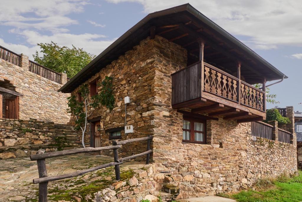 a stone building with a balcony on it at Casa Rural Cornatel in Villavieja