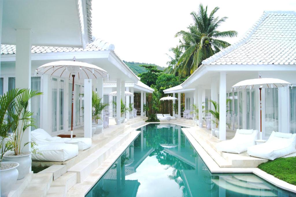 una imagen de una villa con piscina en Harmony Villas, en Kuta Lombok