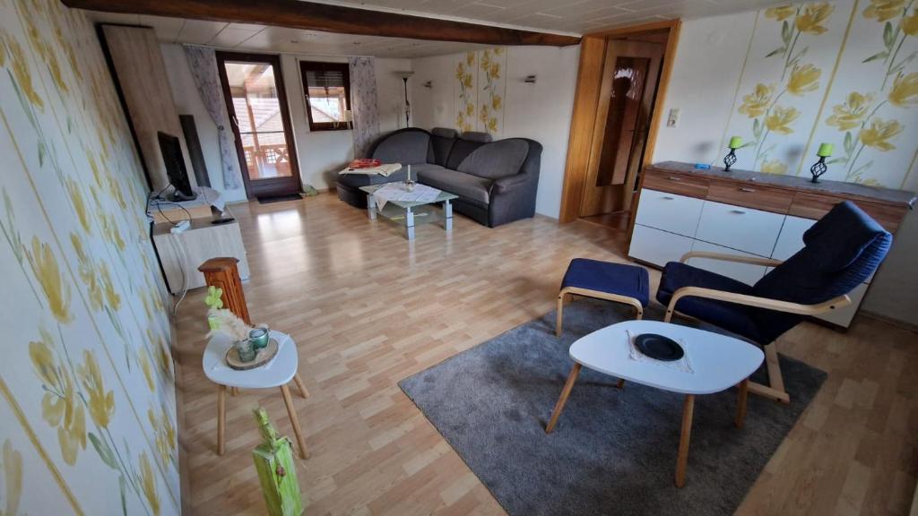 a living room with two chairs and a couch at Ferienwohnung Altrichter in Wabern