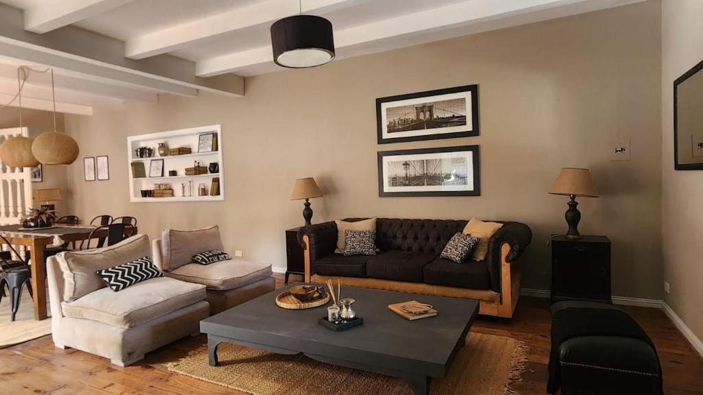 a living room with a couch and a table at Casona en pleno Centro in Tandil