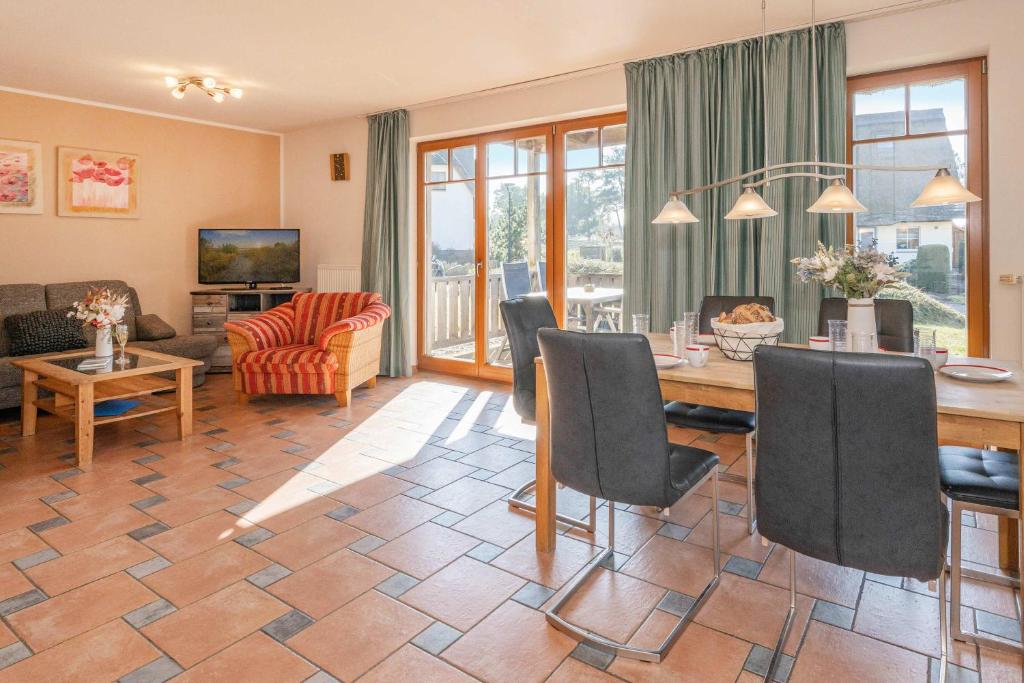 a living room with a table and chairs at Ferienwohnung Krebs in Loddin