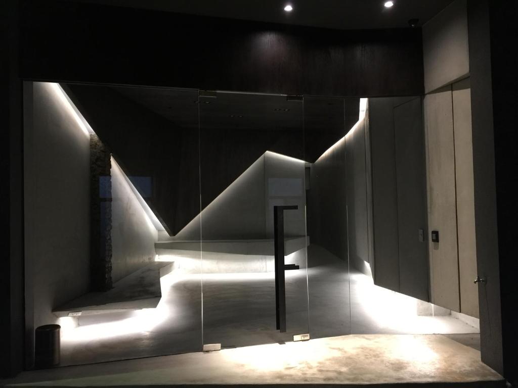un pasillo con escaleras con luces en un edificio en Kenting Feliz Hotel, en Kenting