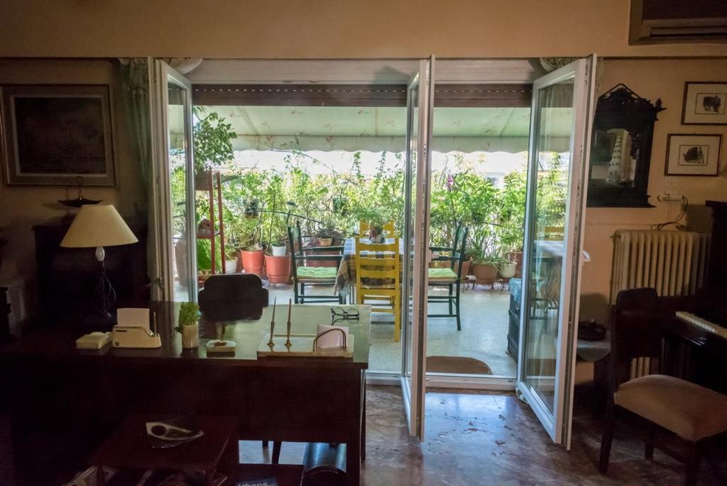 Sunny vintage Athenian apartment!!!