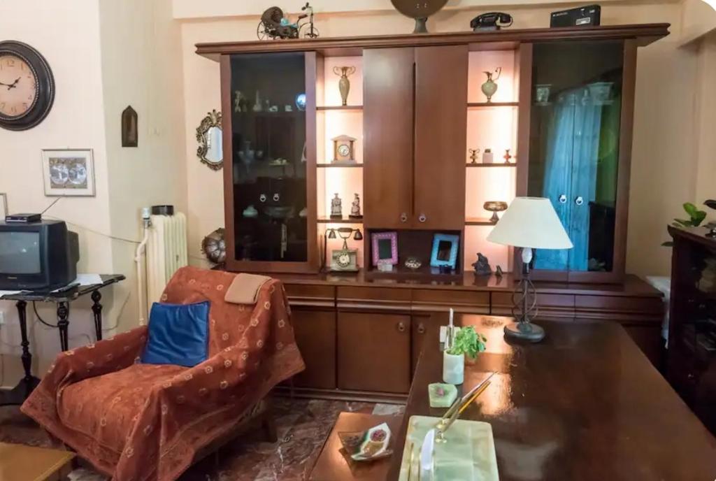 Sunny Vintage Athenian Apartment!!