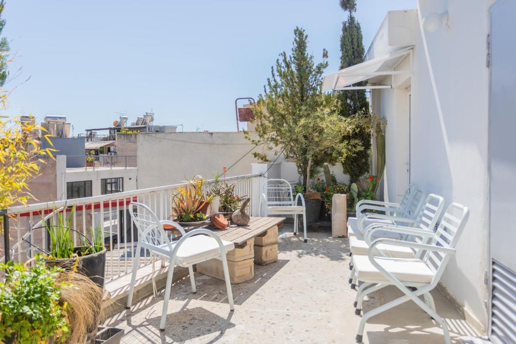 Central Apt Private Balcony & Rooftop Access - CT1