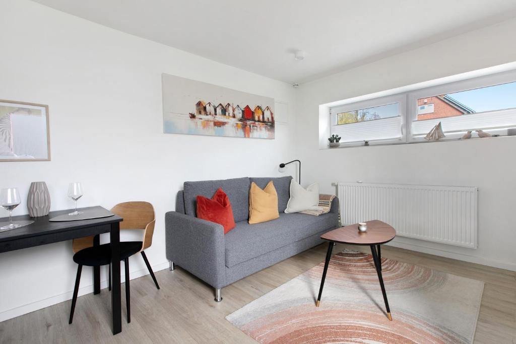 a living room with a couch and a table at Ferienwohnung Emilia 2 in Garding