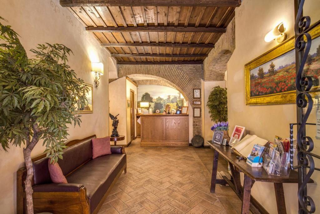 salon z kanapą i stołem w obiekcie Residenza San Calisto w Rzymie