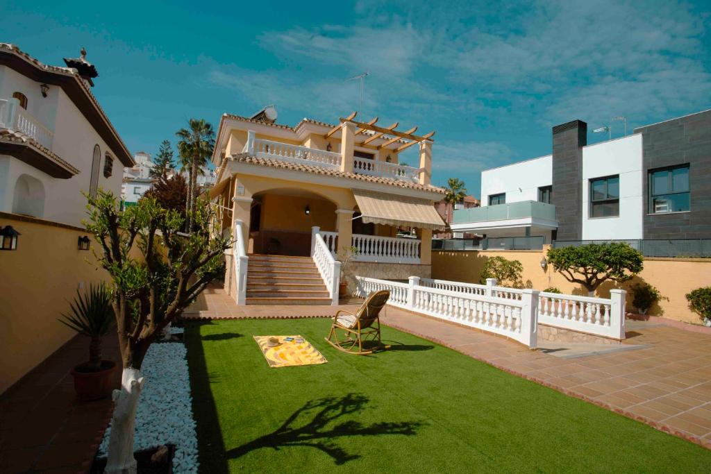 a house with a lawn in front of it at Villa ilusión Rincón - Amplia y Luminosa in Rincón de la Victoria