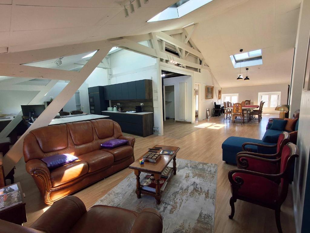 Bright loft near court 2 BR and table for 10