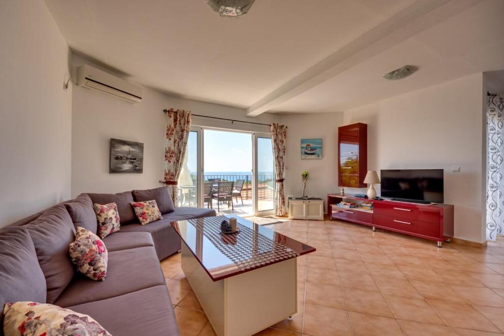 a living room with a couch and a table at Ferienhaus Sun & Sea in Utjeha