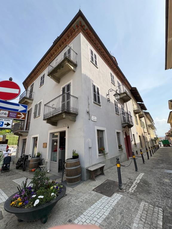 a white building with a bench in front of it at Il Cantun in Monforte dʼAlba