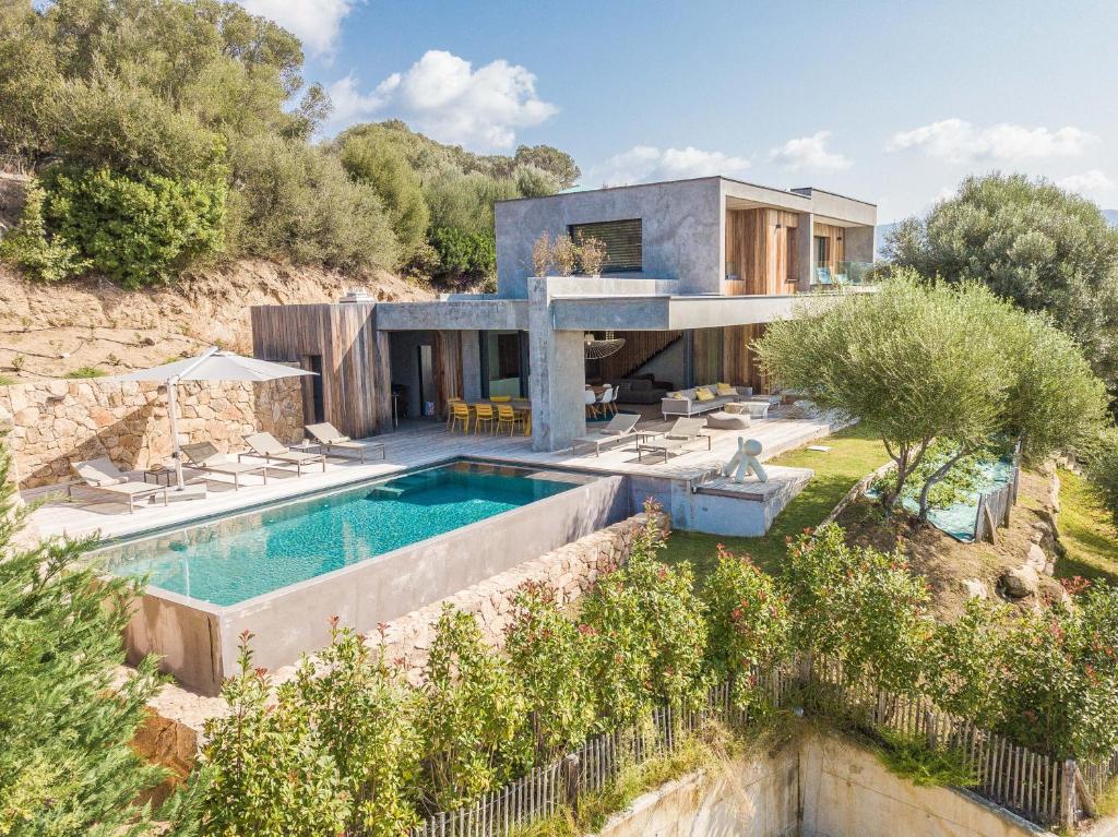an aerial view of a house with a swimming pool at Casa Lilia in Olmeto