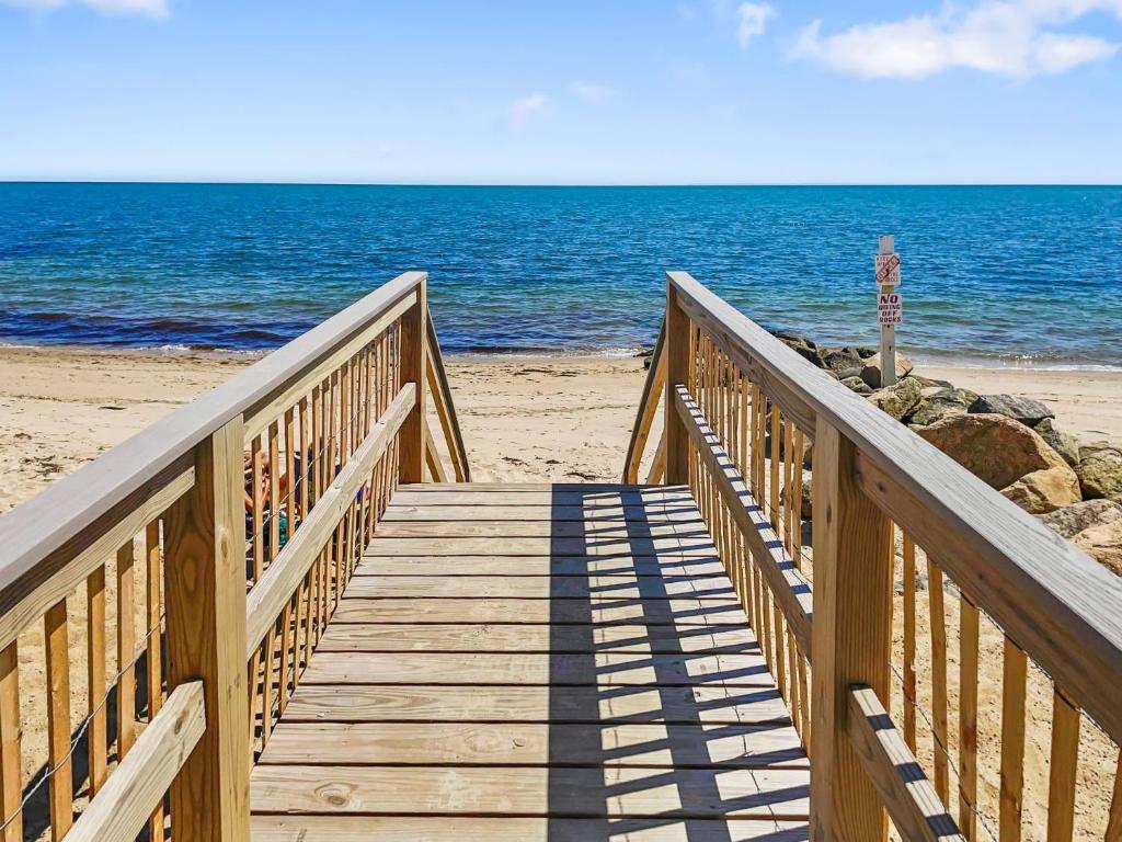 Sandy Ramps Beachfront Escape in Dennis Port, Dennis Port (updated prices 2026)