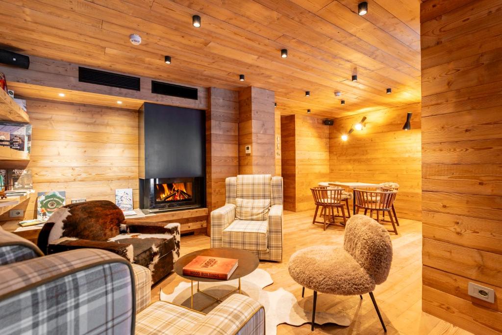 a living room filled with furniture and a fireplace at Le Mallet, Courmayeur, Alpine Homesuite in Courmayeur
