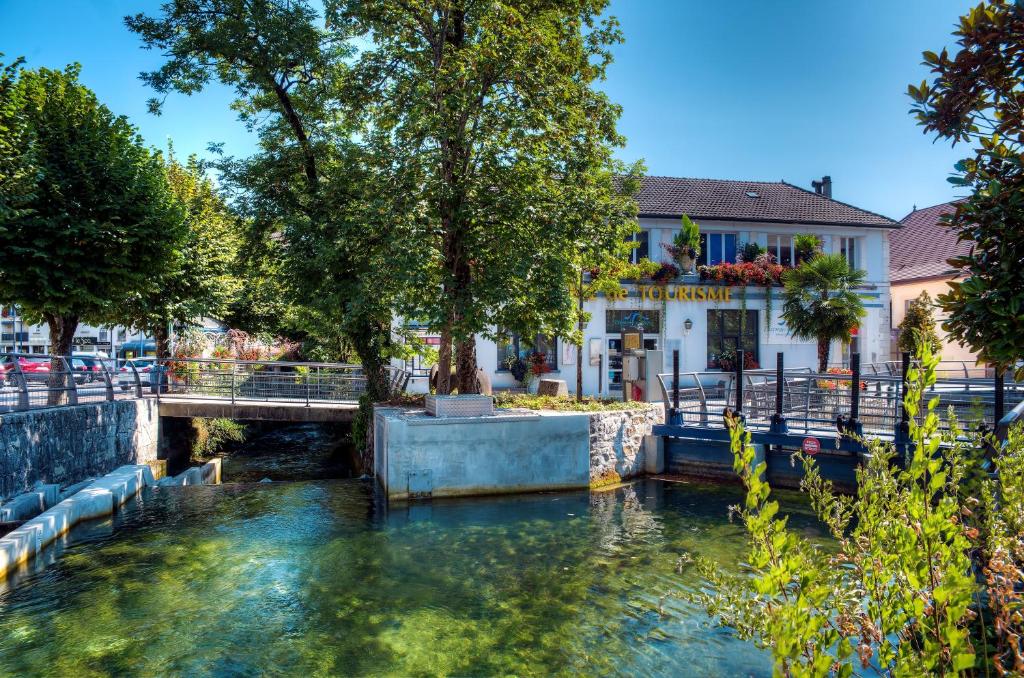 Výhled na řeku, která protéká v blízkosti hotelu