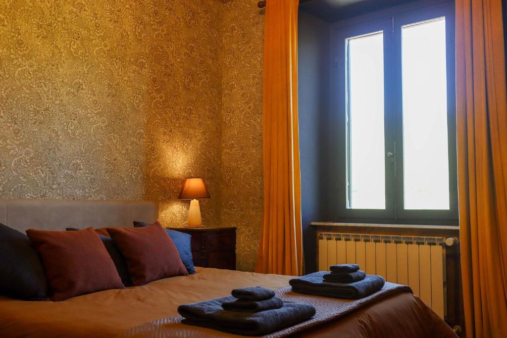 ein Schlafzimmer mit einem Bett, auf dem zwei Handtücher liegen in der Unterkunft Sonic Alchemy Studio BnB in Castel Focognano