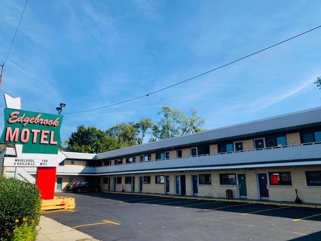 an empty parking lot in front of a motel at Motel Edgebrook Chicago North Shore By Oyo in Chicago