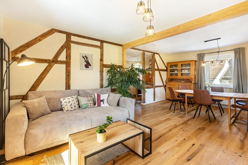 a living room with a couch and a table at Ferienwohnung am Bertenberg -Keßler in Diemelsee