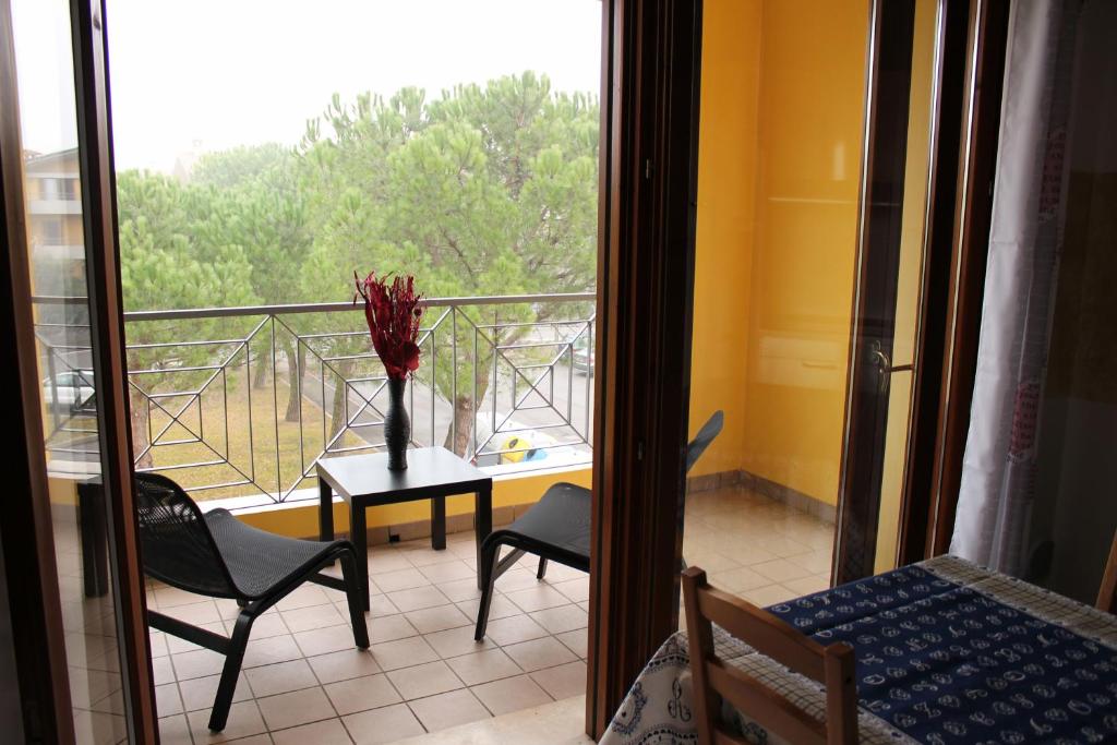 Habitación con vistas a un balcón con mesa y sillas. en Apartment Fiordaliso, en Sirmione