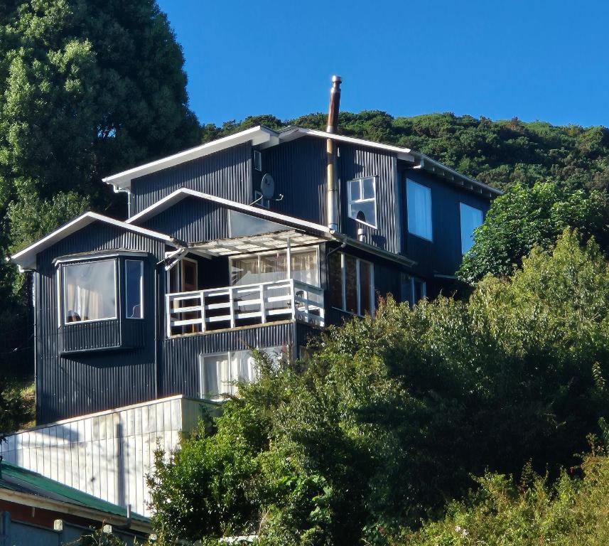 a black house on top of a hill at Hostal refugio nomada in Puerto Montt