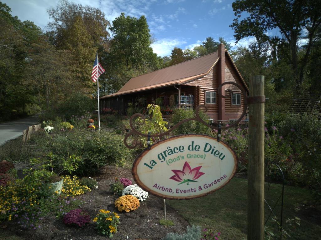 a sign in front of a house with a building at La grace de Dieu in Nashville