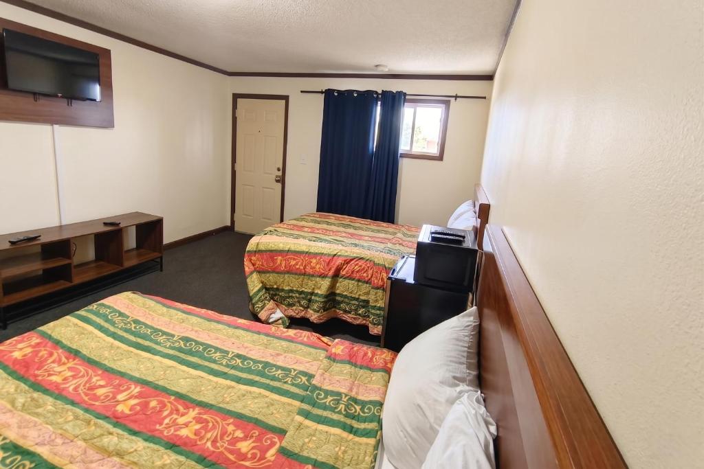 Capri Motel By OYO Elwood, Wathena - 2 Full Beds Non-Smoking