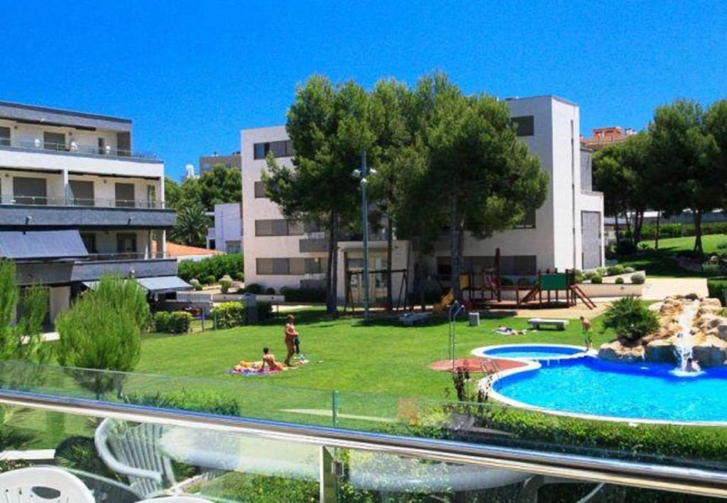 Bazén v ubytování Tramuntana Planet Costa Dorada nebo v jeho okolí