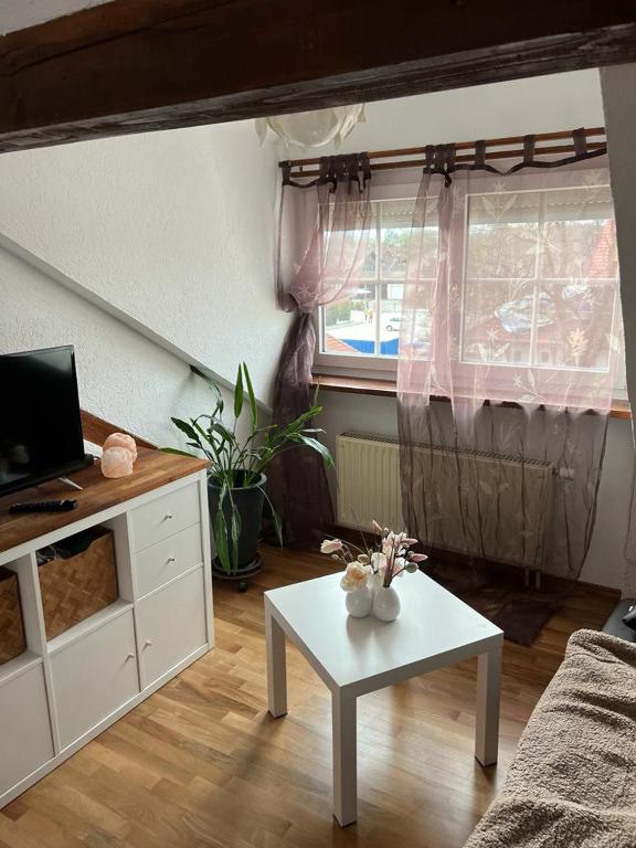 a living room with a coffee table and a window at Studio Banniza in Wolfratshausen