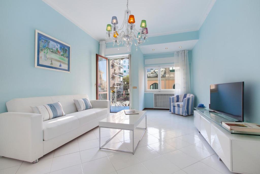 un soggiorno con divano bianco e TV di Vanna Home a Sorrento
