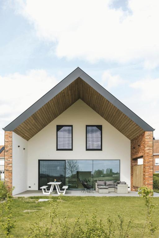 a house with a pitched roof at Vakantiewoning 't Veld in Ledegem