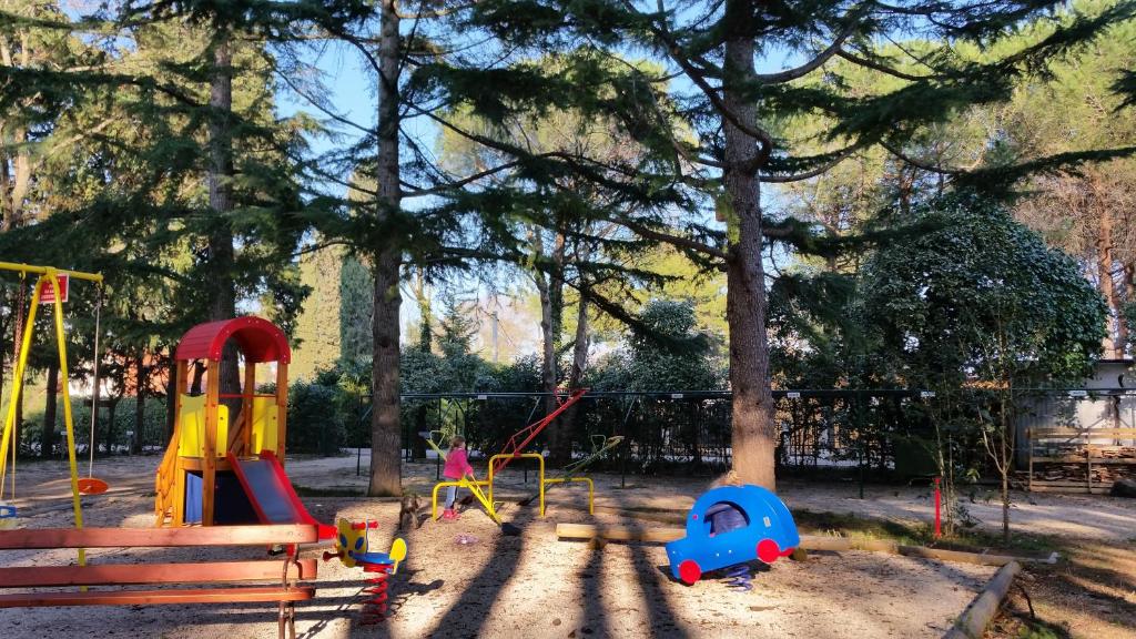 park z placem zabaw z drzewami i zabawkami w obiekcie Holiday Park Mimoza w mieście Bašanija