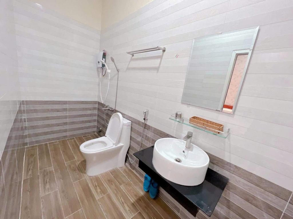 a bathroom with a toilet and a sink at villa danisa hoa in Khu Chi Lăng