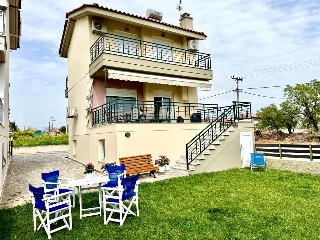 a house with a table and chairs in the yard at SEASIDE MAISONETTE in Aroyí