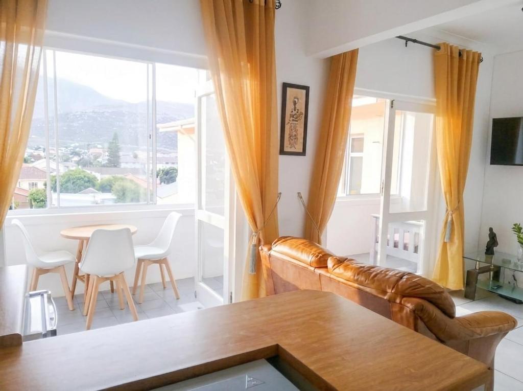 outspan-lodge-giraffe-house-fish-hoek-updated-prices-2026