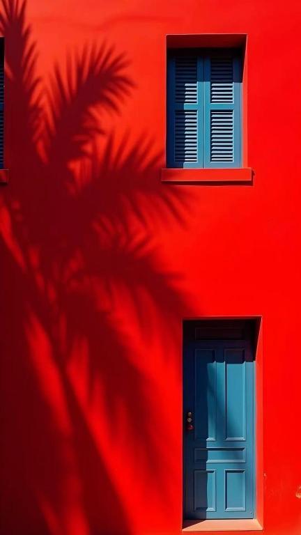 a red building with a blue door and windows at Casa Takahashi in Ariquemes