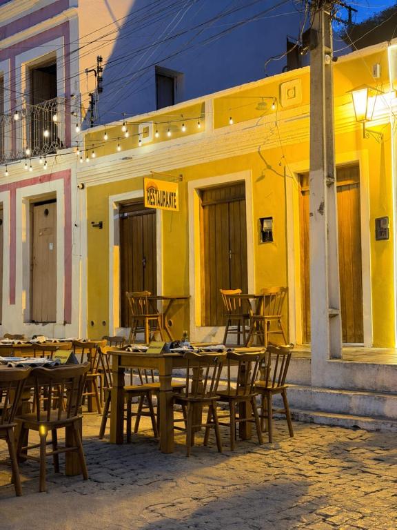 a group of tables and chairs outside of a restaurant at Pousada Refúgio Do Cangaço in Piranhas