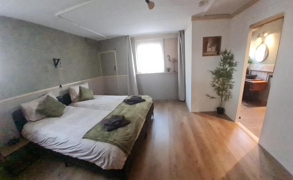 a bedroom with a large bed in a room at de Tweelingen in Schoonloo