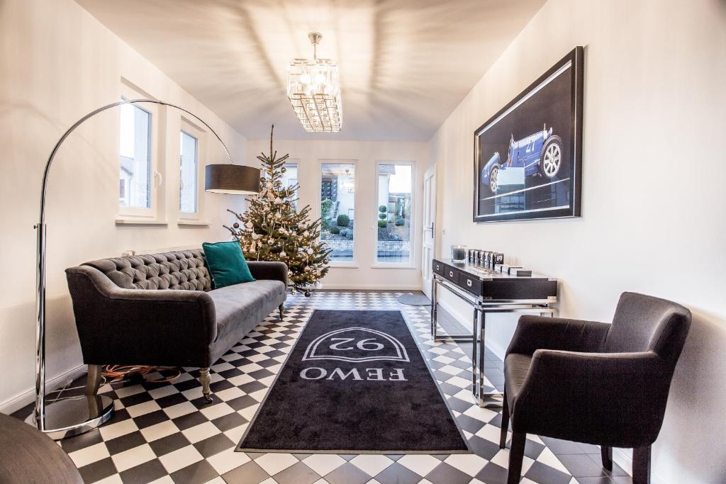 ein Wohnzimmer mit Sofa und Weihnachtsbaum in der Unterkunft Ferienwohnungen Oliver92 Meuspath am Nürburgring in Meuspath