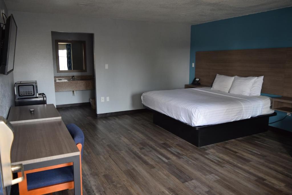 Americas Best Value Inn & Suites in Murfreesboro - 一间特大号床套房，可吸烟