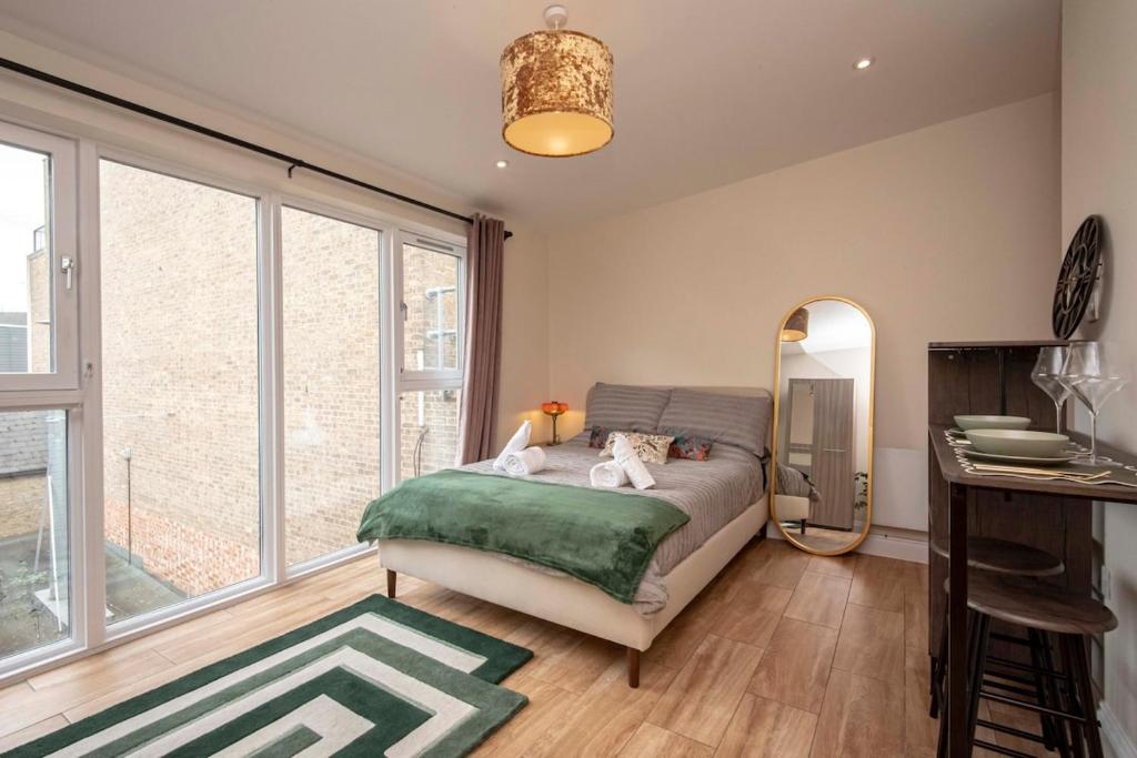 a bedroom with a bed with two cats on it at Paradise Retreat in Cambridge