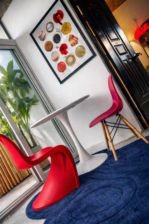 a pair of red chairs in a room with a table at Casa Once in Las Terrenas
