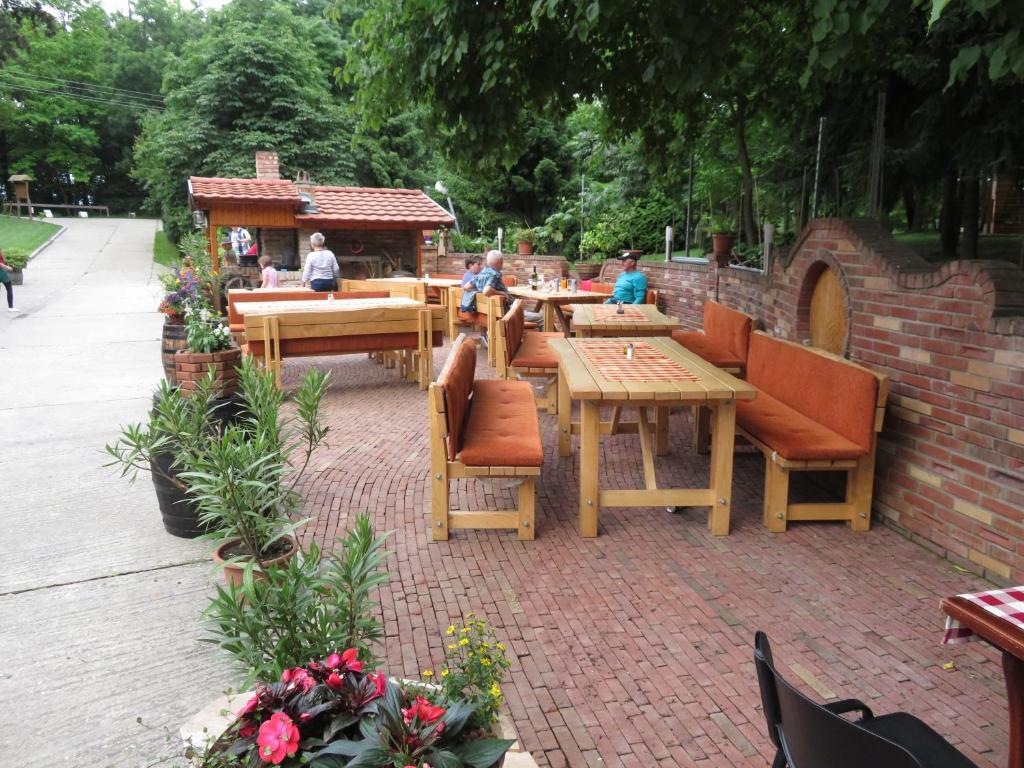 eine Gruppe von Personen, die auf einer Terrasse an Tischen sitzen in der Unterkunft Bartal Rodinné Vinárstvo in Šamorín