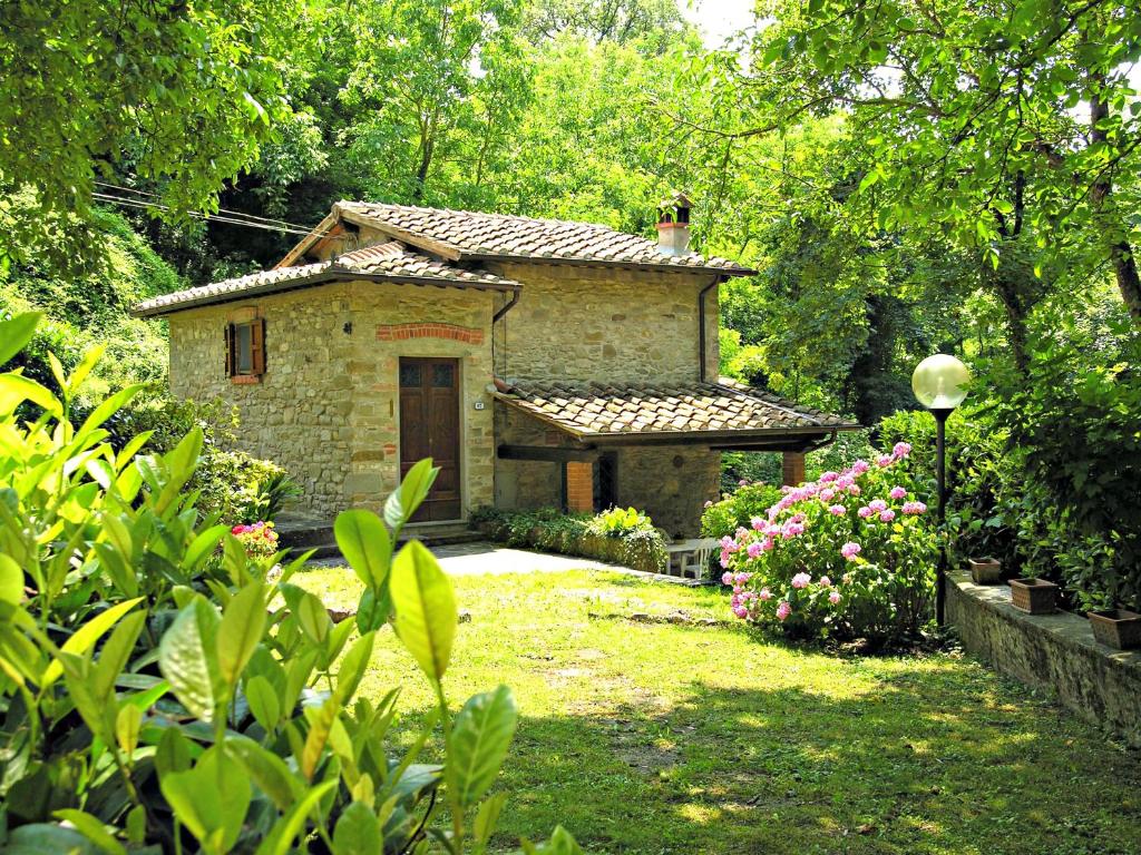 una pequeña casa de piedra en medio de un patio en Il Mulino Di Pianello, en Molezzano