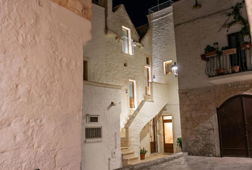 an alley in an old building at night at Campanile Inn in Locorotondo