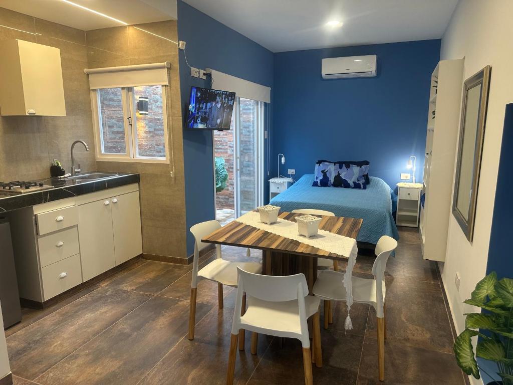 a kitchen and a bedroom with a table and a bed at Aqui es 7 !! in Banfield