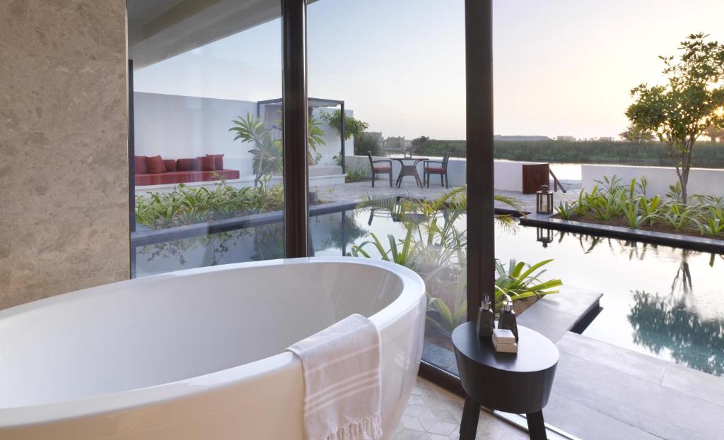Bazén v ubytování Al Baleed Resort Salalah by Anantara nebo v jeho okolí